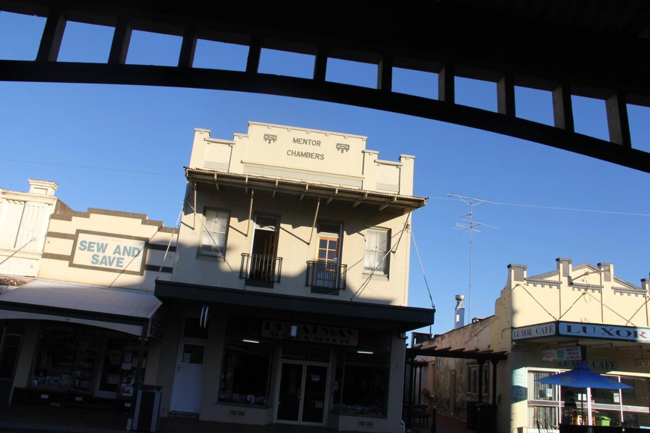 Mentor Chambers Apartment Bed & Breakfast West Wyalong Bagian luar foto