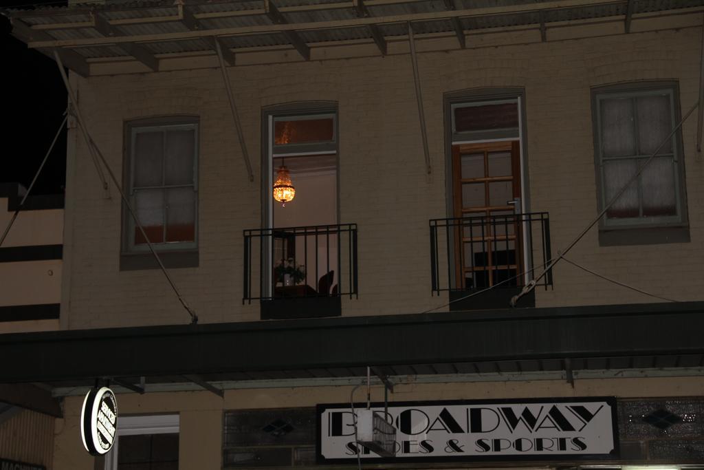 Mentor Chambers Apartment Bed & Breakfast West Wyalong Bagian luar foto